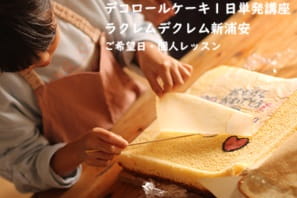パパのお誕生日お祝いに手書きの似顔絵をケーキに焼きこんだ小２のYさんのつくるデコロール。