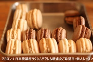 母が受講を勧めてくれたマカロン講座で実習するMさん