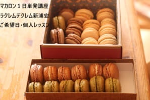 母が受講を勧めてくれたマカロン講座で実習するMさん