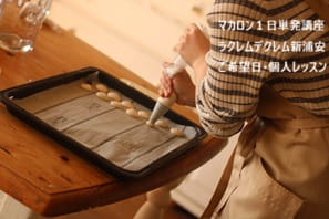 母が受講を勧めてくれたマカロン講座で実習するMさん