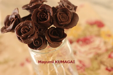 自家製プラスティックチョコレートで作った本物の薔薇みたいなチョコレートの薔薇を小さくつくっブーケにして花瓶にさす