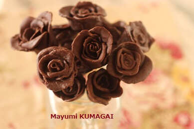 自家製プラスティックチョコレートで作った本物の薔薇みたいなチョコレートの薔薇を小さくつくっブーケにする