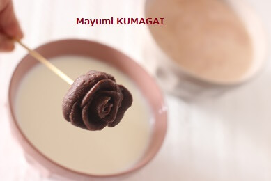 自家製プラスティックチョコレートで作った本物の薔薇みたいなチョコレートの薔薇 熱々のミルクを注げば、ショコラショーも簡単に！！