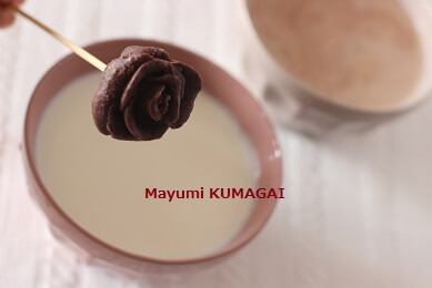 自家製プラスティックチョコレートで作った本物の薔薇みたいなチョコレートの薔薇 熱々のミルクを注げば、ショコラショーも簡単に！！