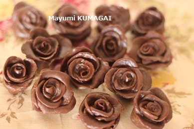 自家製プラスティックチョコレートで作った本物の薔薇みたいなチョコレートの薔薇を小さめにつくる