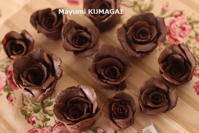 自家製プラスティックチョコレートで作った本物の薔薇みたいなチョコレートの薔薇