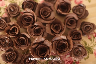 自家製プラスティックチョコレートで作った本物の薔薇みたいなチョコレートの薔薇