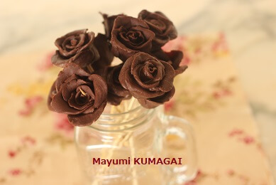自家製プラスティックチョコレートで作った本物の薔薇みたいなチョコレートの薔薇を小さくつくっブーケにする