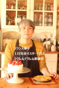 お店での実践に備えて、日本でじっくりと丁寧に掘り下げて習うことができた受講生のSさんがつくる洋ナシのタルトとショートケーキの実習風景