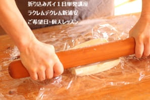 2度目のパイ生地講座の受講でクロワッサンをつくるHさんの実習風景