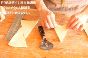 2度目のパイ生地講座の受講でクロワッサンをつくるHさんの実習風景